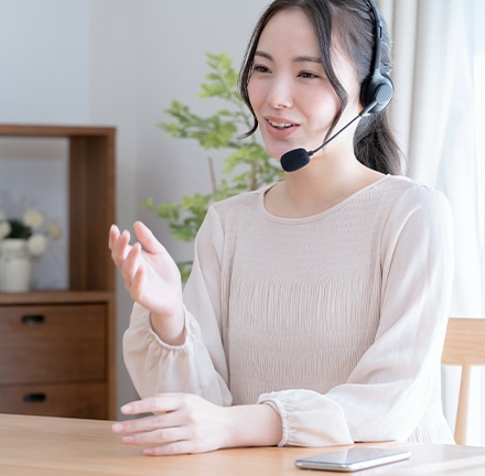 陽光が差し込む公園で笑顔でストレッチをする女性、健康と活力を表現